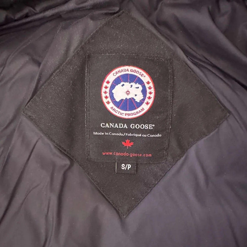 Säljer min canada goose för jag inte har nån användningen av den, den är i bra skick skriv för fler bilder❤️. Jackor.