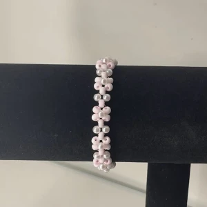 Armband - Handgjort blomarmband🌸 Omkretsen är 16cm💕 Säljer för 39kr+frakt, använd gärna köp nu💕