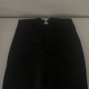 Svarta byxor med knyten - Jättefina byxor från SHEIN, dem är utsvängda vid benen🖤 Man knyter dem runt midjan! Tycker verkligen om dessa min tyvärr dem lite korta för mig som är 1,70 cm lång. Priset kan diskuteras vid snabb affär, aldrig använda!