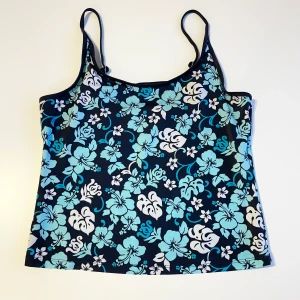 Linne / Bikini - Superfint bikini-set där toppen går att använda som en vanligt linne! Den har extra tyg med resår för bysten och justerbara axelband! Uppskattar storleken på toppen till en S/M och trosan till en M!⭐️❤️