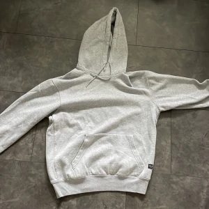 Grå hoodie - Hoodie i storlek M från Jack & Jones skick 10/10 aldrig använt Nypris 600 Mitt pris 150kr+frakt