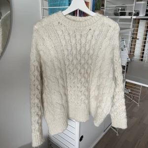 Kabelstickad tröja - En mysig kabelstickad tröja perfekt för kalla höstdagar🧡Nyskick!! Skriv angående funderingar eller fler bilder.