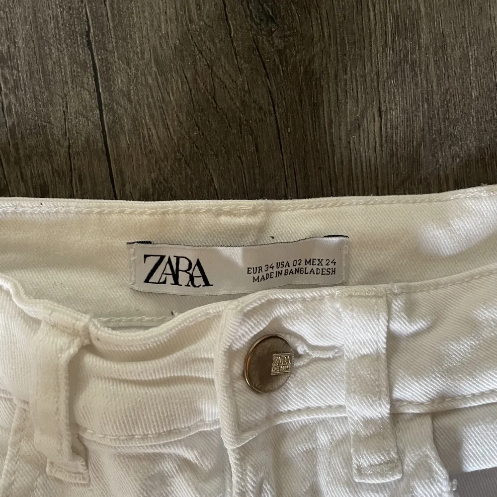 Vita skinny jeans från Zara. Använda en gång, som nya.. Jeans & Byxor.