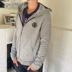 Philipp plein - Ja säljer ett Philippe plein set, det är ett par mjukisbyxor som hör till också. Setet är i fint skick och passar någon som är ca 170cm skulle ja säga. Tveka inte på att höra av er via funderingar 