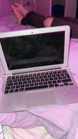 MacBook Air  - Hej beställde nyss denna MacBook. Men köpte en ny i förra månaden! Den är knappt använd och den är beställd från refurbeed så det finns 3 repor på locket.. men det är inget som påverkar funktioner eller liknande! Buda!  Ps kvitto finns