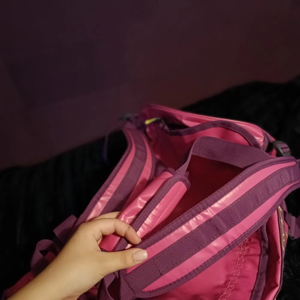 En rosa resväska perfekt nu när Barbie filmen har släppts! En märkes väska köpt för 400kr men använder den inte längre. Den är även vattentät. Den har några märken på sig där av priset. Man kan bära den som ryggsäck och väska! Pris kan diskuteras ❤️❤️. Väskor.