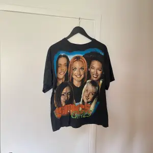 Säljer min feta vintage tisha med spicegirl print. Köpt på ettresex, storlek S passar S-M. Fint skick, skriv för mer bilder eller info! 