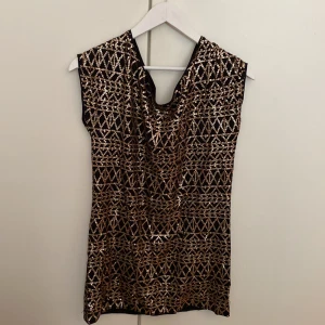 Paljettklänning H&M  - Miniklänning med paljetter från H&M. 50% bomull, 50% modal. Storlek 34/XS. Fint skick