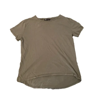 Olivgrön t-shirt - Säljer denna tröjan i s från zara, den går ner lite i längden på tröjans rygg som man ser på bilden där nere