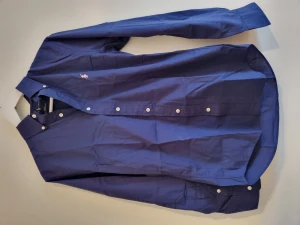 Blå skjorta - Rosa märke på bröstet, slim fit. Fint skick.