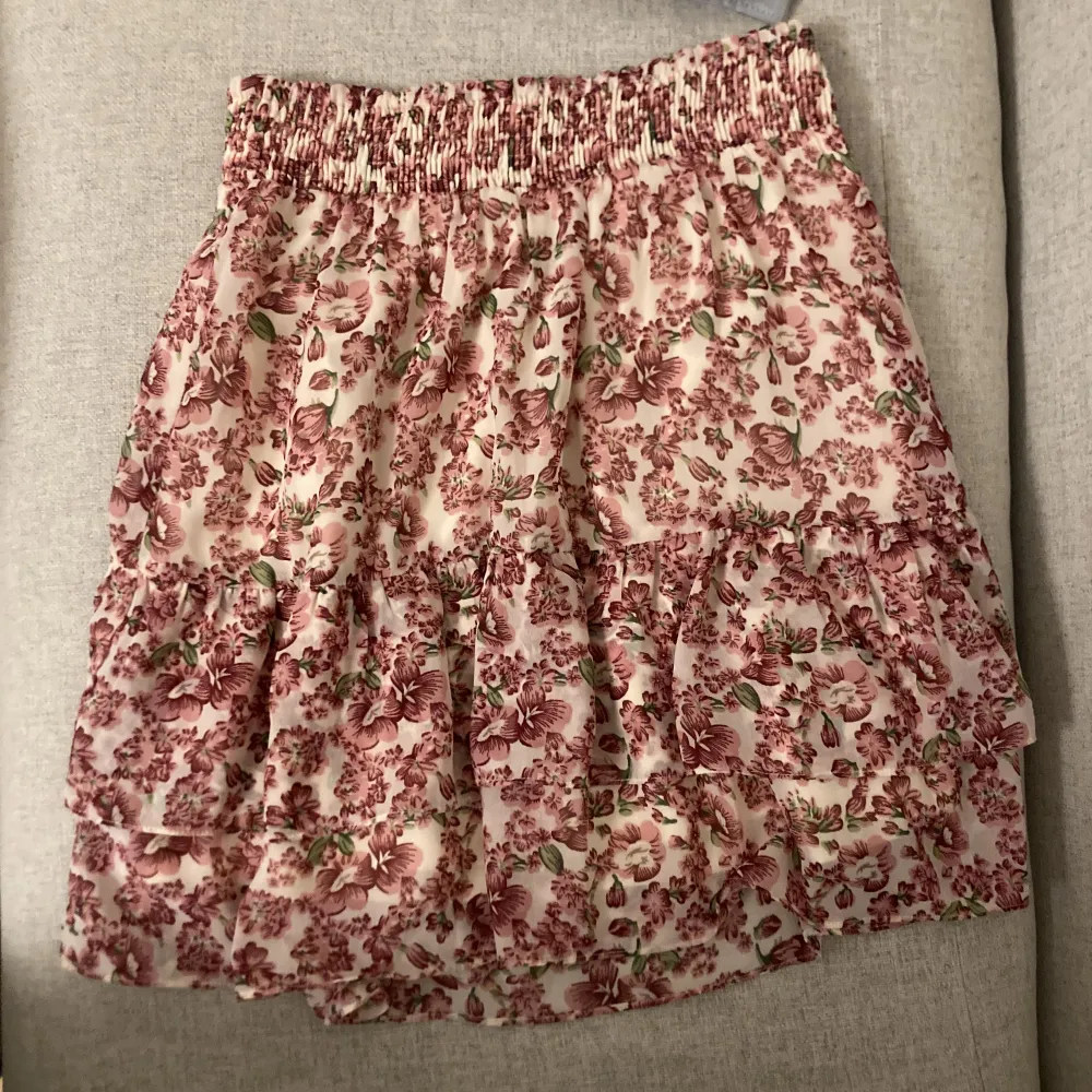 Säljer nu en blommig kjol i storlek XS från Vero Moda. Jag brukar ha storlek S på allt annat men den passar mig perfekt. Den är i gott skick och jag säljer den för att jag använder den för sällan.. Kjolar.