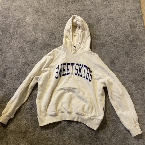SWEET SKTBS Hoodie - Jag säljer min SWEET SKTBS Hoodie då jag inte använder den längre, den är i bra skick då jag har användt den sparsamt, går alltid att ställa massa frågor! Priset kan diskuteras vid snabb affär👍