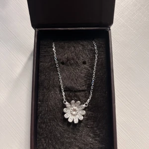 Gulligt nytt halsband i äkta sterling silver 925🤍 - Säljer det här fina halsbandet som är helt oanvänt. Halsbandet är i äkta sterling silver 925🥰 Kunden står för frakten🫶🏼Priset går att diskuteras vid snabb affär😊
