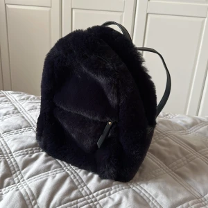 Fluffig ryggsäck - Fluffig ryggsäck med päls från Mango 🧸 jättesöt och mjuk. Säljer då jag aldrig använder den, använd väldigt lite