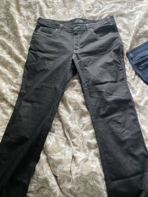 Armani Jeans - Skit fina armani jeans 