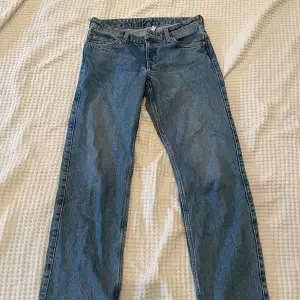 Säljer mina populära weekday arrow jeans då dom är för små. Midjestorlek 25 och 30 i längd. Inte samma färg som dom på modellen utan bara för att visa hur dom sitter på! 