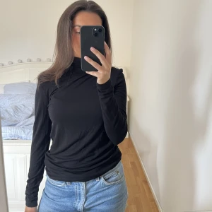 Svart polotopp - Säljer denna svarta polotopp! Superbra skick, inte alls nopprig eller likande! 100 kr + frakt 