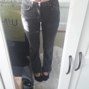 Medelmidjade jeans - Säljer ett par snygga jeans från gina tricot i grå/svart färg i storlek 34. Är en aning för små för mig med storlek 36 så det är därför jag säljer dom. Är i väldigt bra skick. Nypris 500 kr