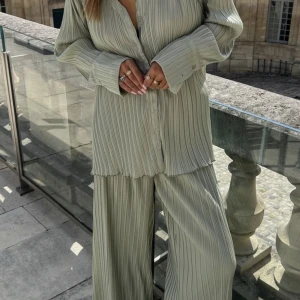 SET NA-KD strl small - Köpt på tradera i nyskick. Använt en gång av mig, båda delarna är i storlek s. Nypris 1200 kr.