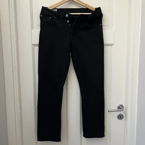 Levis jeans - Säljer nu ett par Levis jeans 501 i jätte bra skick förutom en enda defekt som ni ser på bild 3.