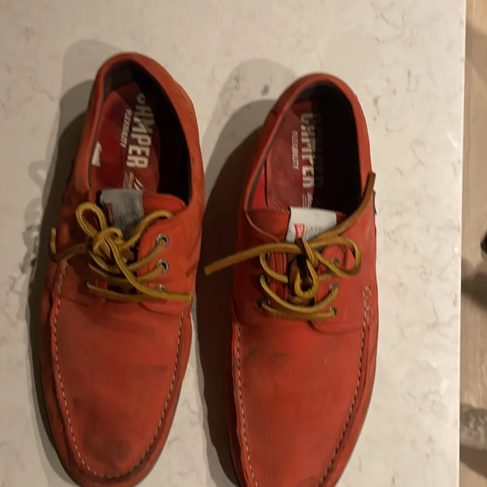 Röd skinn sko från Camper. Skor.
