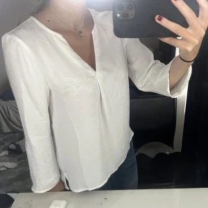 Vit blus - Vitblus från vero Moda, storlek xs jag har vanligtvis storlek s