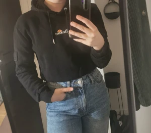 Croppad hoodie, ellesse  - Sparsamt använd. Storlek EU 38, US 6, UK 10. Resår i midjan, till viss del stretch. Fickor på båda ärmarna. 