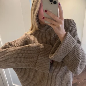 Stickad tröja - Säljer denna mysiga superfina stickade tröjan från NAKD då den tyvärr inte kommer till användning, köparen står för frakt💕