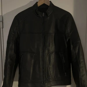 Läderjacka - Läderjacka från mango i storlek M. Använd fåtal gånger.  Pris kan diskuteras