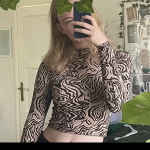 Stradivarius - Seamless top med hög krage och abstrakt djurmönster - Abstrakt djurmönster brun och beige top, stretchigt material och turleneck