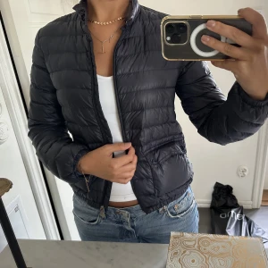 Moncler jacka  - Säljer denna marinblåa jacka från Moncler som passar perfekt för både höst och vår. Äkthetsbevis finns även i jackan (QR-kod). Storleken är 14år/164 cm men jag är 168 cm och den passar mig, se bilder. 