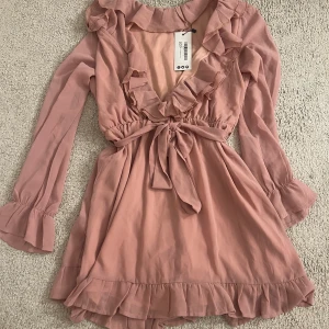 Klänning dustypink - Klänning i dustypink i nyskick med lapp kvar. Storlek 36/S. Från boohoo. Köpt för ca 400-600 säljer för 200kr