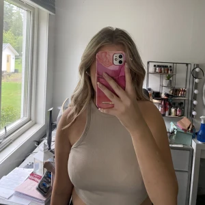 Fin beige topp - Säljer denna fina beige toppen från hm i storlek s för den inte kommer till användning 💖