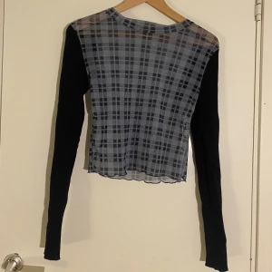 Rutig tröja - En väldigt fin långärmad meshtröja från Zara i blårutigt tyg. Ärmarna är sydda i ett tjockare marinblått tyg.