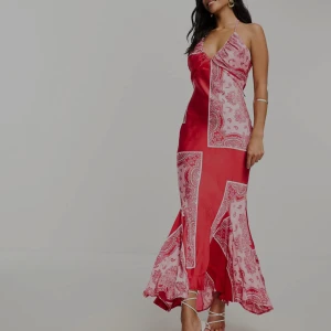 Satin klänning  - Mönstrad satin klänning i storlek 36. Oanvänd 