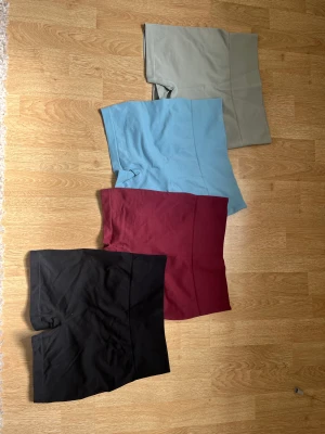 Shorts - Shorts i olika färger, endast testade! Bra skick! Säljer antingen 40kr styck eller 140kr för alla 4.   Storlek M men sitter som S/M