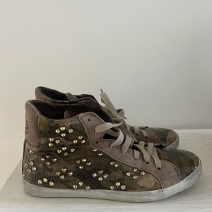 Helt nya sneakers - Säljer mina helt nya Sofie schnoor sneakers då dem va lite för små för mig.  Storlek 39, funkar nog för 38 också.  Pris går att diskuteras