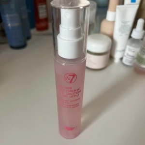 Vattenmelon body mist - En super fräsch body mist med vattenmelons doft perfekt efter en dusch men kan även användas som en parfym. 95% är kvar har bara sprejat 2 gånger ish🫶🏼 skriv privat minsta lilla fundering🫶🏼 pris går att diskutera 