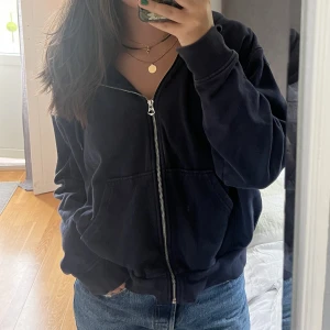 Zip hoodie  - Superskön marinblå zip hoodie men stor luva. Den är från weekday i storleken S, är något oversized. Den är använd och är lite urtvättad i färgen.
