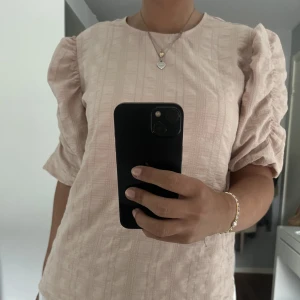 Ljusrosa blus - Jättefin ljusrosa blus!! Kommer inte till användning, använd fåtal gånger men som ny💞