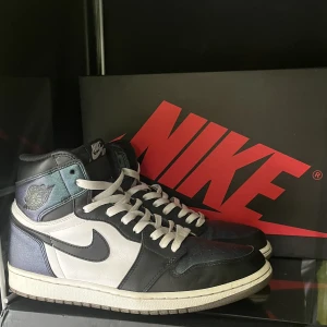 Jordan 1 high chameleon - 🦋Jordan 1 high chameleon 🦋🔥Box och kvitto tillkommer 🔥🍀Perfekt skick 🍀☀️Perfekta till sommaren ☀️📦Kan fraktas eller mötas upp i Stockholm 📦💯Storlek 44 💯⭐️Skickar gärna fler bilder eller svarar på frågor ⭐️💥Perfekt kvalite💥⚡️Pris kan diskuteras vid snabb affär⚡️