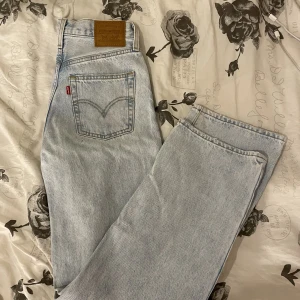 levis jeans - säljer mina levis jeans då de inte kommer till användning🩷 sitter super fint