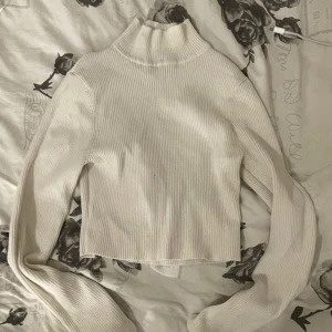 vit tröja halvhög krage - säljer en jätte fin vit croppad tröja med krage🤍kragen är inte överdrivet hög utan bara smått, knappt använd 