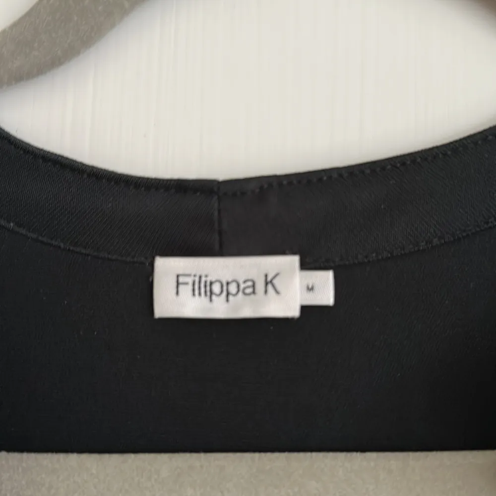 Svart Filippa K klänning i glansigt ledigt material. Perfekt vardagsklänning. . Klänningar.