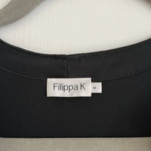 Filippa K klänning - Svart Filippa K klänning i glansigt ledigt material. Perfekt vardagsklänning. 