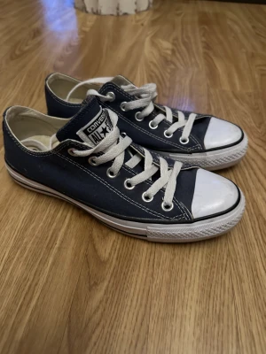 Converse  storlek 39 - Använda 2gånger så väldigt bra och fint skick på dom.  Jeans färgade låga storlek 39.