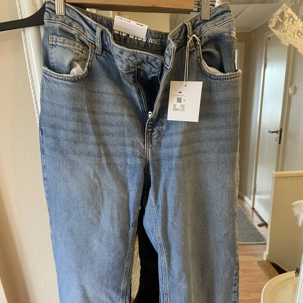 Bikbok jeans helt nya aldrig använda supersnygga köpt för 700kr säljer för 300 Storlek 33/30 motsvarar en medium / 38. Jeans & Byxor.
