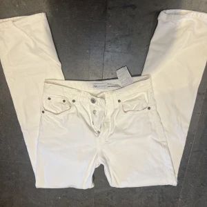 Zara jeans 36 - Så fina. En defekt vid ena byxfickan. Syns på bilden. Därav priset.  Försten till kvarn. Klicka gärna på köp nu ❤️ storlek 36. Midwaist