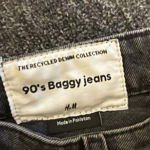 ett par 90s baggy jeans från Hm i storlek 34. Använt knappt eftersom de var ganska stora på mig. 