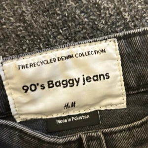 90’s Baggy jeans - ett par 90s baggy jeans från Hm i storlek 34. Använt knappt eftersom de var ganska stora på mig. 